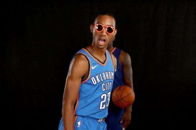 库里缺阵戴维斯12+10 勇士大胜活塞豪取4连胜